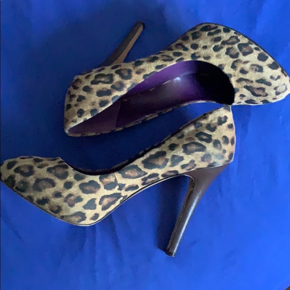 - BCBG PARIS Cheetah PRINT 3in PUMPS - Picture 2 of 4